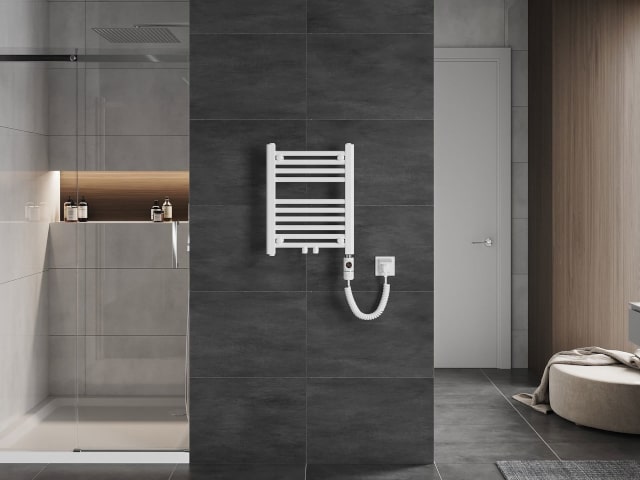 Radiatore elettrico bianco in bagno