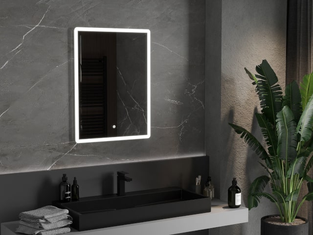 Specchio con illuminazione in bagno