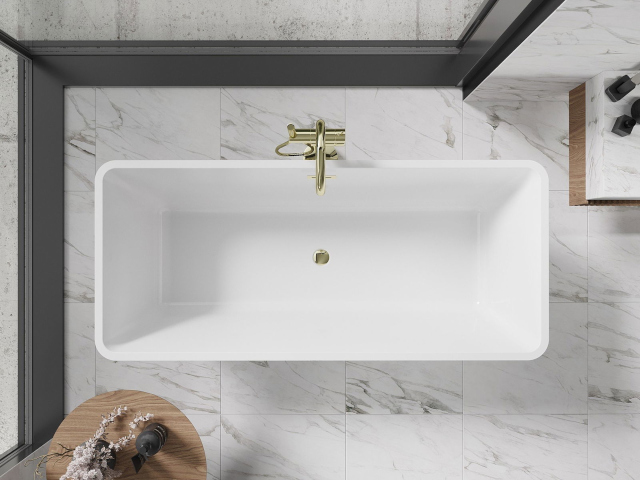 Piastrelle bianche nell'arredamento del bagno