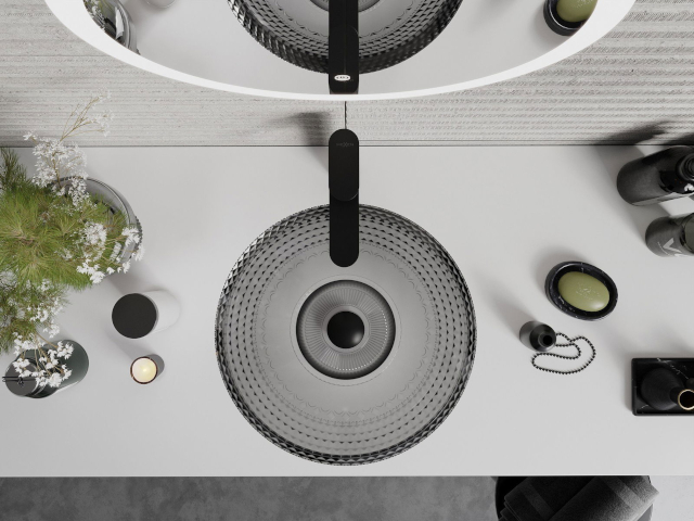 Bagno con armadietto sotto lavabo con piano bianco