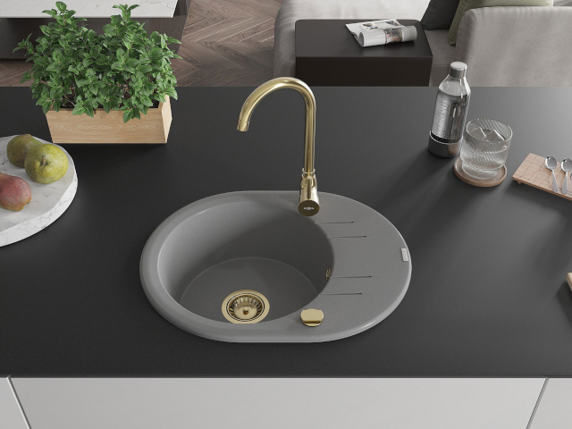 Lavello con rubinetto e sifone dorati