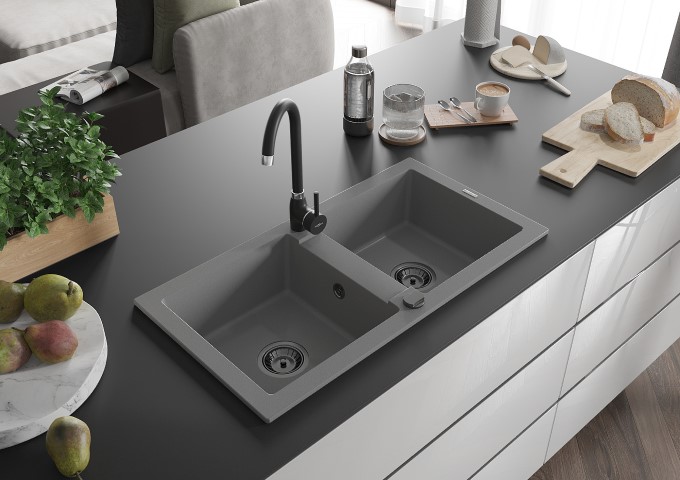 Batterie cucina sottofinestra nere