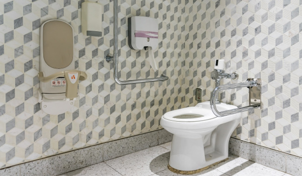 Perché installare corrimano a muro in bagno?