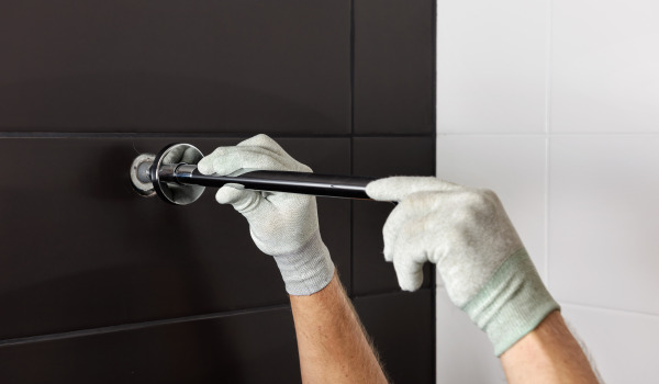 Come montare ganci e mensole per asciugamani?