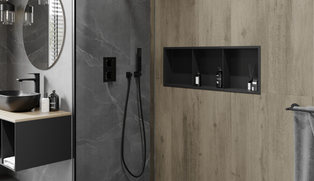 Bagno industriale con mensola incorporata nella doccia