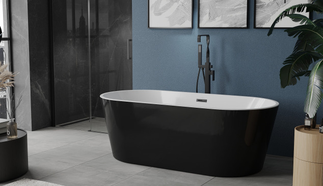 Bagno con parete blu scuro e accessori neri
