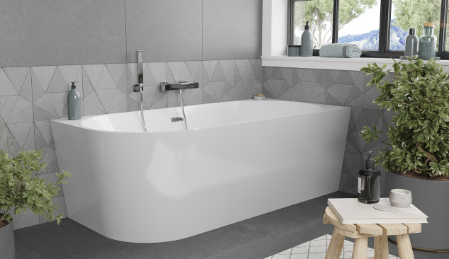 Vasca da bagno angolare freestanding in un bagno grigio ispirato alla natura