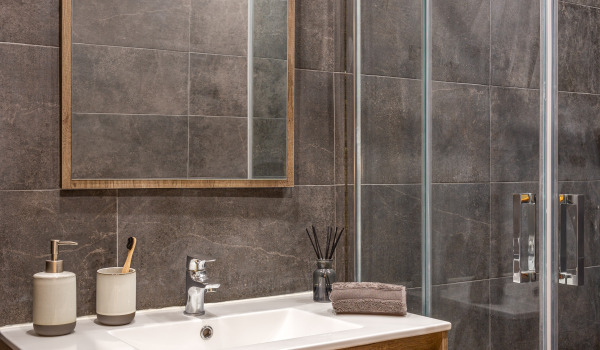 A quale altezza appendere i cestini della doccia?