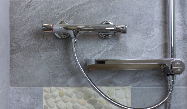 A quale altezza montare la rubinetteria per vasca sovrapposta?