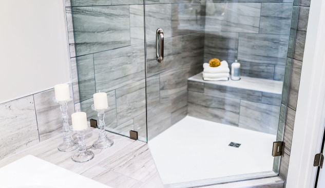 Quale piatto doccia scegliere - piatto o profondo?