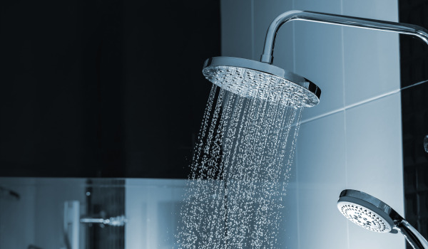 Doccia a pioggia nel sistema da incasso per vasca: vale la pena?