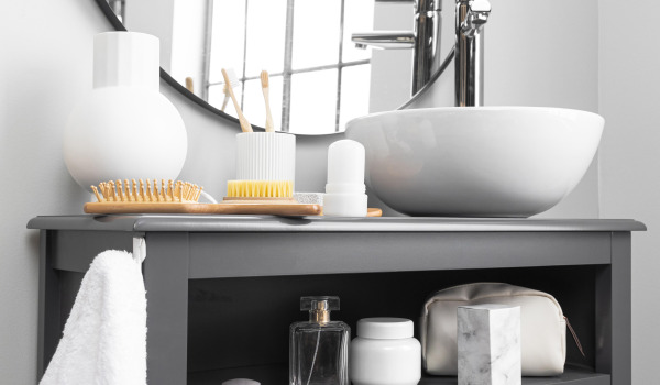 Il bagno ha bisogno di un set di accessori?