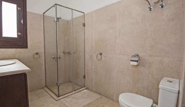 Bagno moderno - scarico lineare nel muro o nel pavimento?