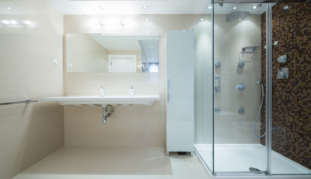 In che modo è possibile installare un piatto doccia?