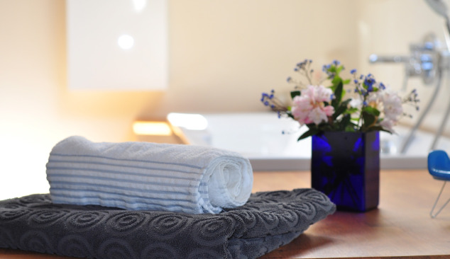 Atmosferica sistemazione del bagno in legno