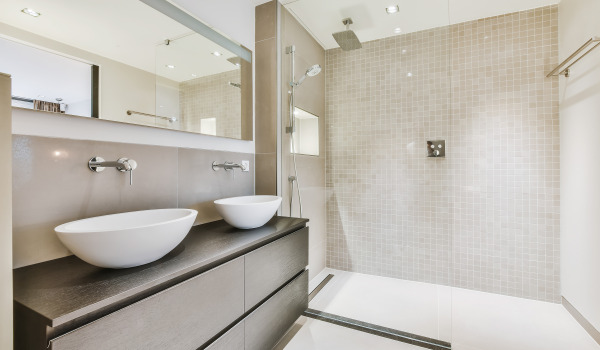 Rubinetto ad incasso o esterno — bagno in versione moderna