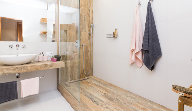 Bagno moderno con rubinetto nero