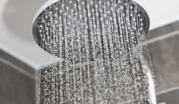 Come scegliere e installare un sistema doccia esterno con soffione?