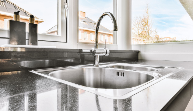 Si può installare un lavello sotto la finestra?