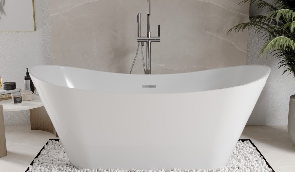Vasca da bagno indipendente nel bagno beige