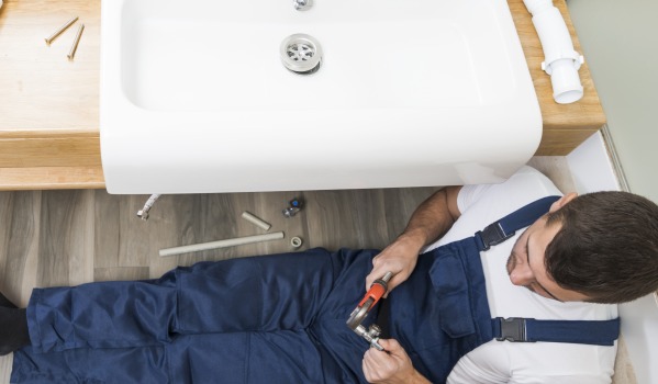 A quale altezza posizionare lo scarico per il lavabo secondo la norma idrico-sanitaria?