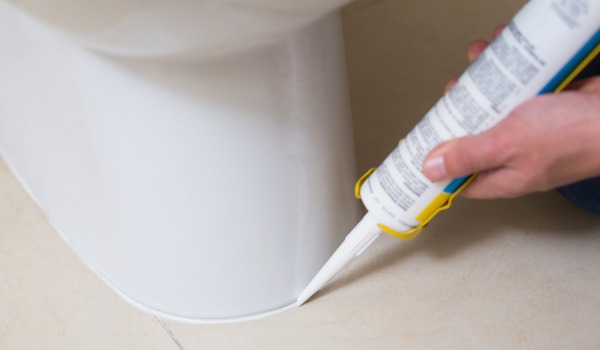 Quanto tempo impiega il silicone sanitario ad asciugare in bagno?