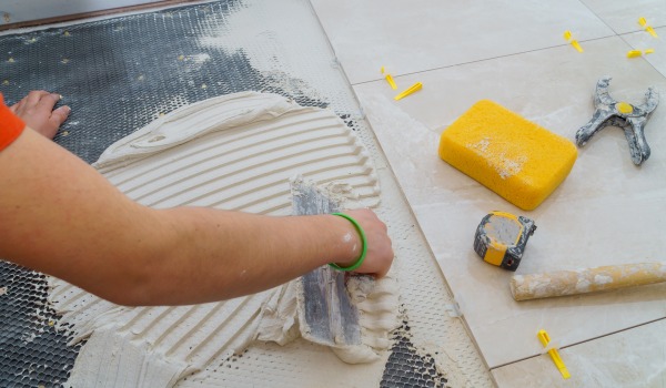 Quale colla per piastrelle scegliere?