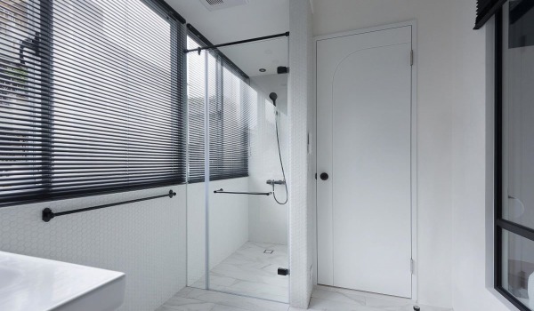 Piatto doccia o scarico lineare?