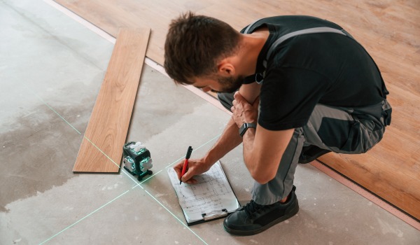 Come preparare il pavimento per i pannelli?