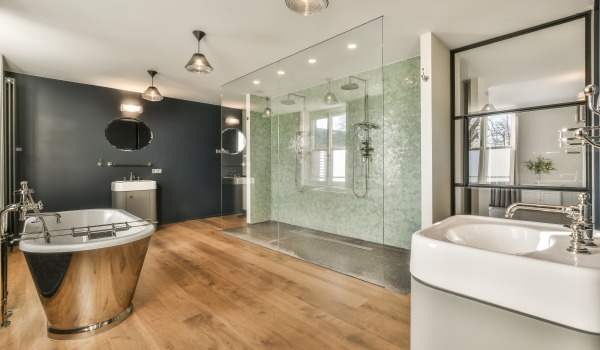 Collegamento di pannelli con piastrelle: errori comuni, buone pratiche e idee per transizioni eleganti