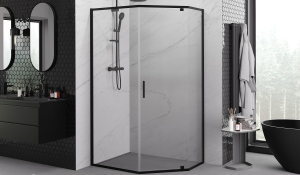 Cabina pentagonale nera – geometria moderna in un elegante bagno