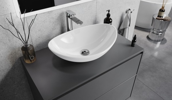 Moderno bagno grigio con lavabo in vetro bianco