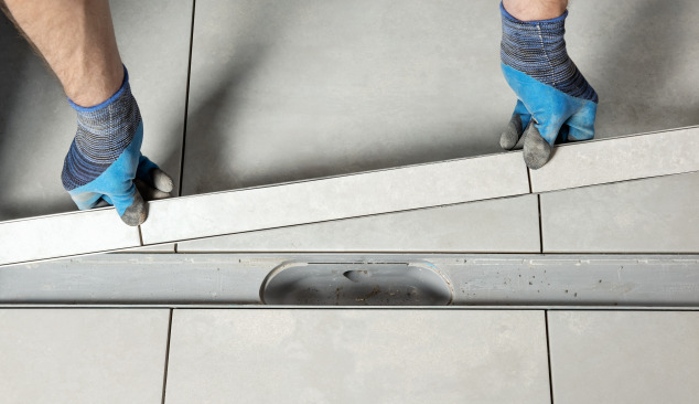 Come incollare una piastrella nello scarico lineare?