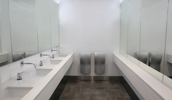 Bagno d'ufficio — quale attrezzatura dovrebbe esserci?