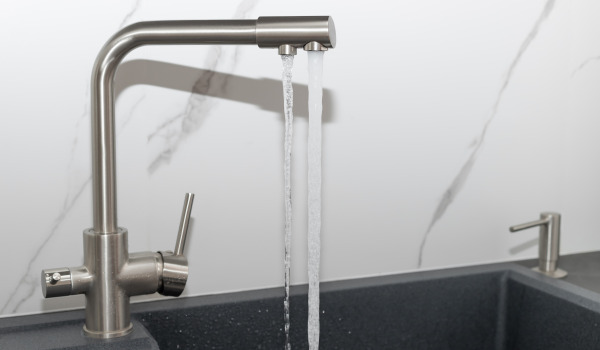 Come abbinare un dosatore al lavello?