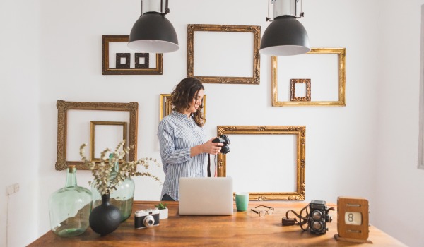 Pareti alla moda nel soggiorno — idee per finitura e decorazione