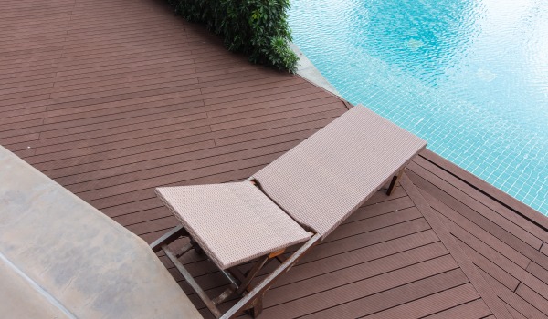 Come pulire il decking composito? Guida completa alla manutenzione e pulizia
