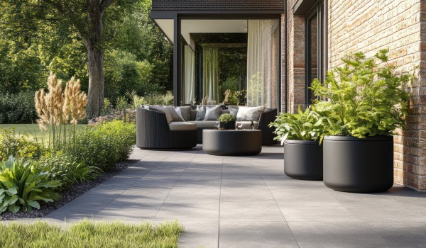 Cosa scegliere per una terrazza non coperta? I migliori materiali resistenti a pioggia, sole e gelo 