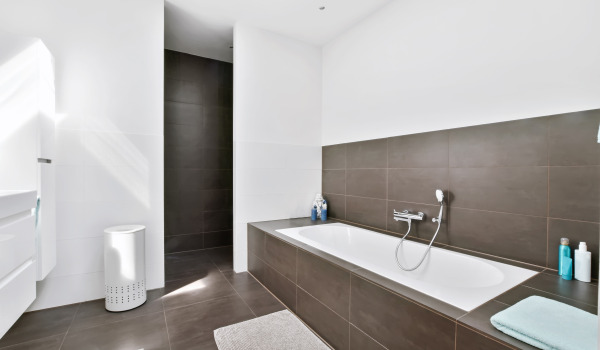 Vasca rettangolare in un piccolo bagno