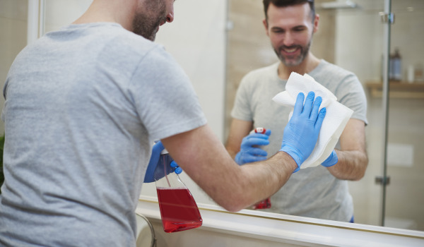 Con cosa pulire un ripiano di vetro in bagno?