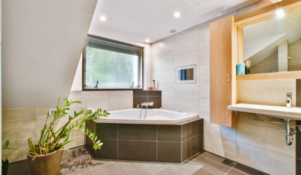 Bagno elegante con vasca angolare