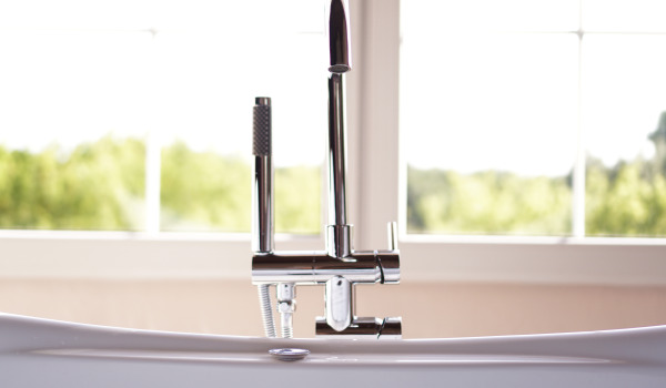 Bagni moderni con rubinetti vasca-doccia