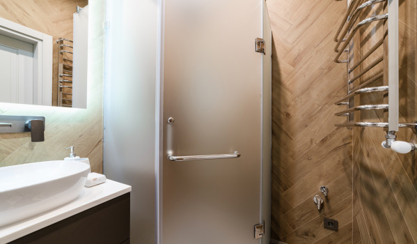 Piatto doccia quadrato in un piccolo bagno