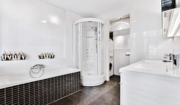 Idee per un bagno con piatto doccia semicircolare