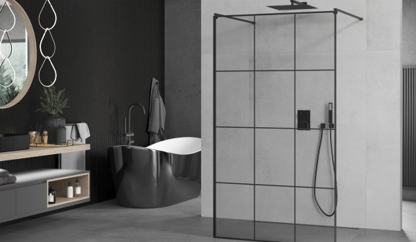 Moderno bagno con accenti neri