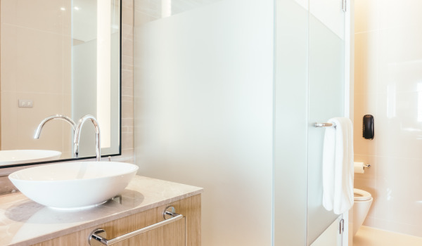 Cosa al posto delle piastrelle nella doccia?