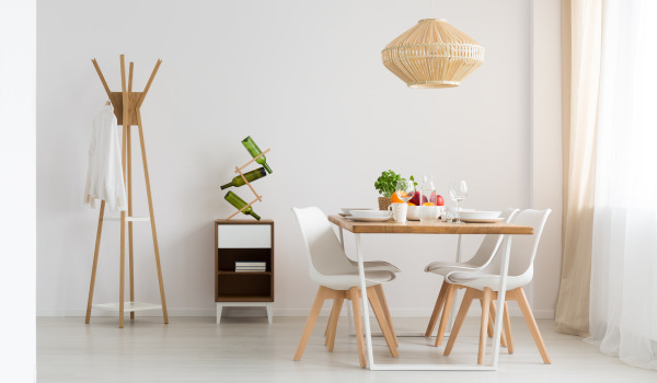 Come proteggere le pareti nella sala da pranzo? Idee per rifinire la parete sopra il tavolo in cucina