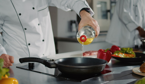 Dove versare l'olio dalla padella - si può nel lavandino?