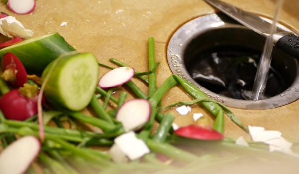 Trituratore da lavandino: come funziona il tritarifiuti sotto lavello? Vale la pena?