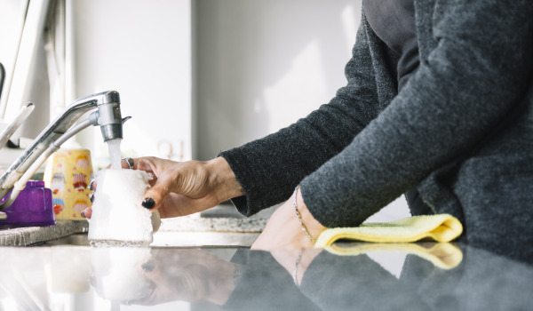 Specchio in cucina invece delle piastrelle e piastrelle specchiate tra i mobili: vantaggi e svantaggi - ne vale la pena?